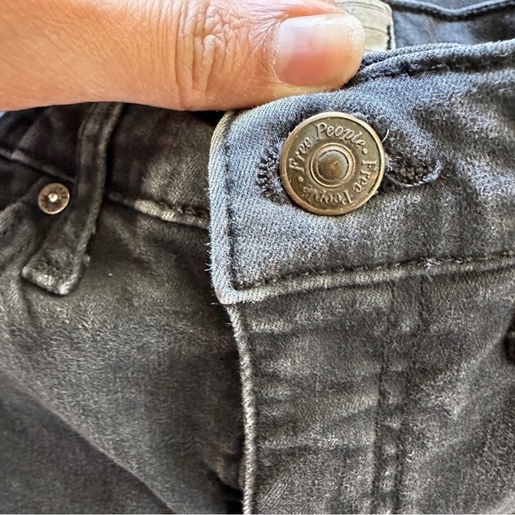 Free People Women's Black Skinny Jeans with Distressed Knee sz 25 - Picture 5 of 10